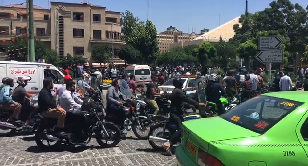 عشرات الإيرانيين يتظاهرون أمام الخارجية الإيرانية احتجاجاً على زيارة وزير الخارجية الفرنسي