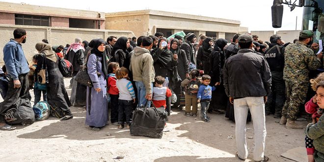 استمرار خروج المدنيين المحاصرين من قبل الإرهابيين في الغوطة… ووحدات الجيش تقوم بتأمينهم وتقديم التسهيلات اللازمة لهم