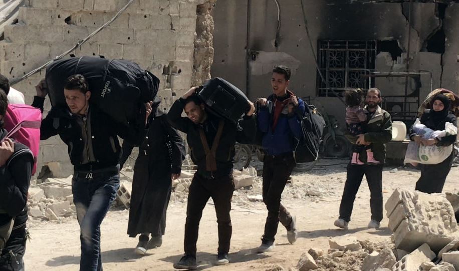 خروج 315 مدنياً من الغوطة الشرقية عبر الممر الثالث بينهم 15 مسلحاً