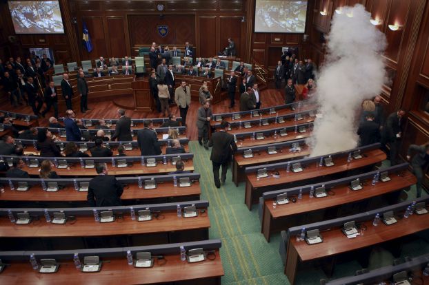 فيديو: برلماني يلقي قنبلة غاز داخل مبنى المجلس في كوسوفو