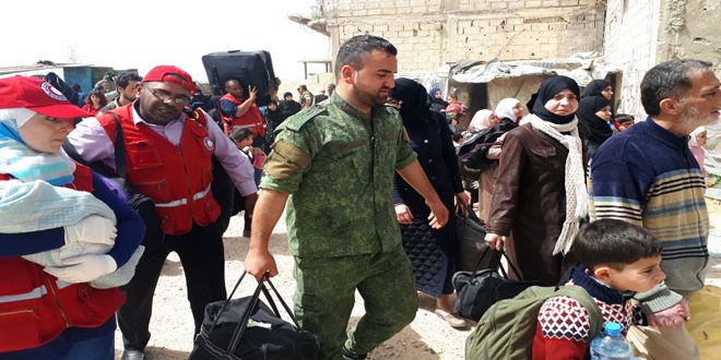 الجيش يؤمن خروج دفعات جديدة من المدنيين المحتجزين من قبل التنظيمات الارهابية في القطاع الشمالي من الغوطة الشرقية