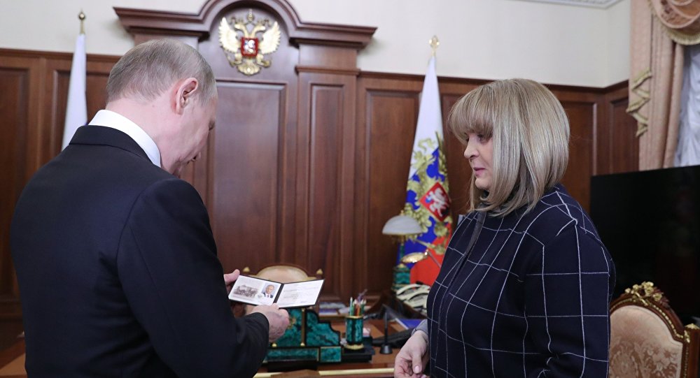 رئيسة اللجنة الانتخابية المركزية تسلم بوتين شهادة الرئيس