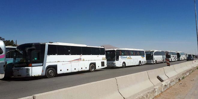 عدد من الحافلات يصل ممر مخيم الوافدين لنقل الدفعة الثالثة من إرهابيي "جيش الإسلام" وعائلاتهم من دوما باتجاه جرابلس