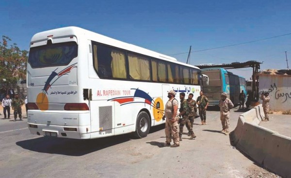 إخراج 13 حافلة تقل 653 من إرهابيي “جيش الإسلام” وعائلاتهم من دوما عبر ممر مخيم الوافدين تمهيداً لنقلهم إلى جرابلس