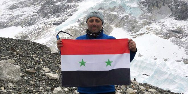 علم سورية يرفرف على ارتفاع 5400 متر في جبال هيمالايا