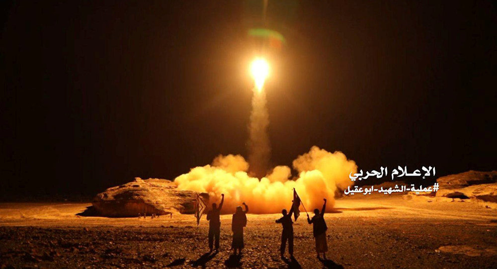 "أنصار الله" يقصفون مطار جيزان السعودي بصاروخ "بدر - 1"
