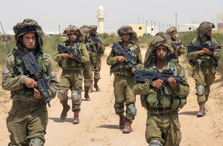 الجيش الإسرائيلي يلقي منشورات تحذيرية فوق قطاع غزة