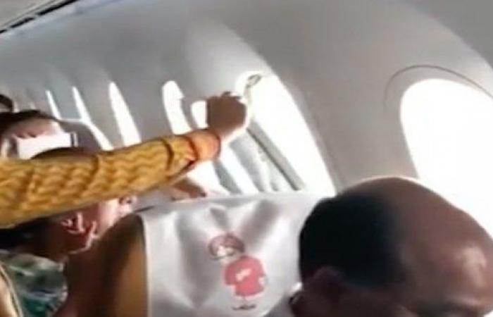 فيديو: رعب وفزع بعد سقوط نافذة طائرة ركاب