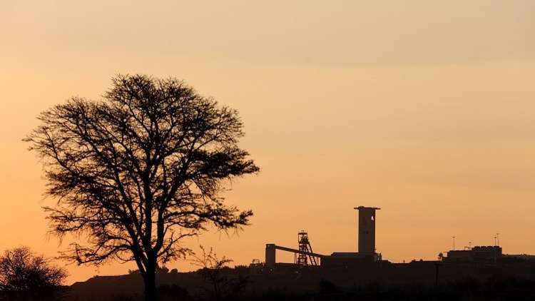 13 عاملا في جنوب افريقيا عالقون تحت الأرض بعد انهيار منجم ذهب