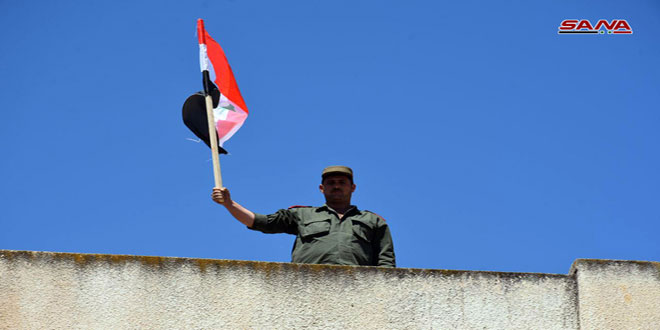 رفع العلم الوطني في بلدة عقرب بريف حماة الجنوبي بعد إخلائها من الإرهابيين
