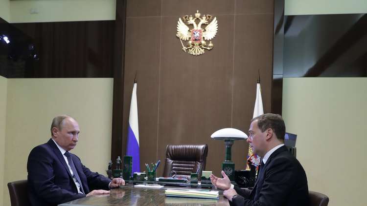 قبل الإعلان رسميا.. بوتين يبحث مع مدفيديف تشكيل الحكومة الجديدة
