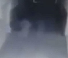 فيديو من كاميرات المراقبة يظهر أشباحا تطارد امرأة في مدينة صربية