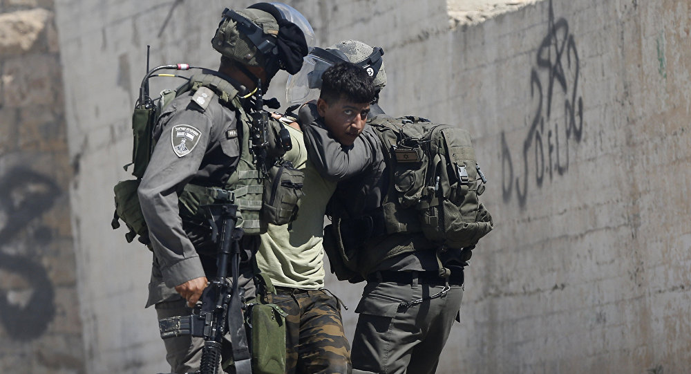 الشرطة الإسرائيلية توقف فلسطينيا ألقى قنبلة حارقة باتجاه القوات شمال شرقي القدس
