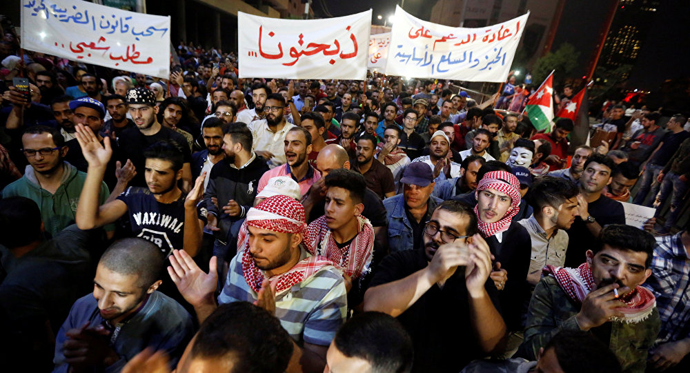 رئيس مجلس النقباء الأردني يعلن تعليق الاحتجاجات