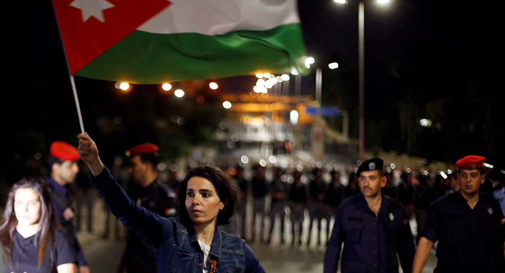 النقابات الأردنية تمضي في إضرابها رغم تغيير رئيس الوزراء