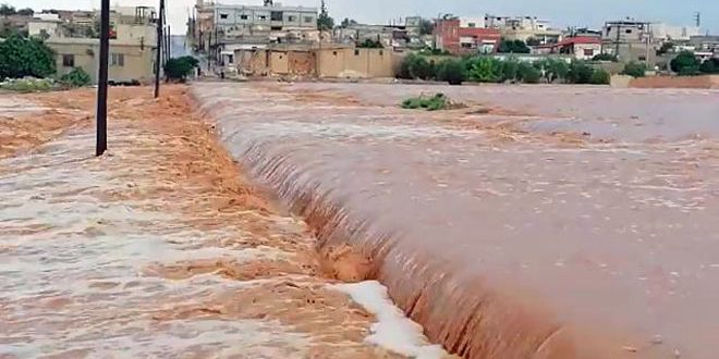 الأمطار الغزيرة تتسبب بسيول وأضرار في عدد من المنازل والسيارات في بلدة السعن بريف حماة