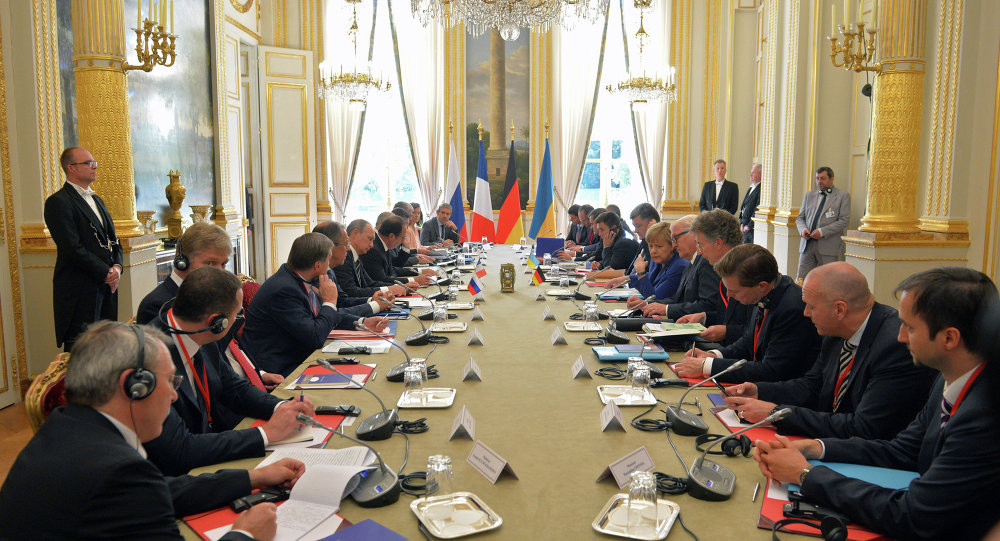 ماكرون وبوروشينكو يرحبان بمحادثات وزراء خارجية نورماندي