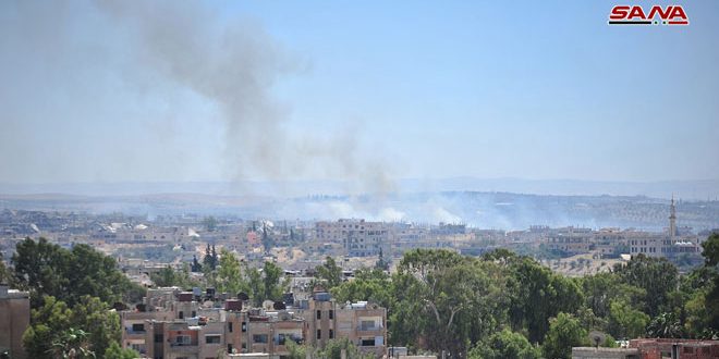الجيش يوجه رمايات نارية مكثفة ضد محاور تحرك إرهابيي “النصرة” وخطوط إمدادهم على اتجاه الجمرك القديم في درعا