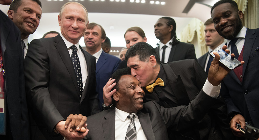 بوتين يلتقي بأساطير كرة القدم العالمية في الكرملين
