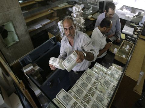 رجال أعمال سوريين في لبنان ومصر ينتظرون قرارات واضحة من حاكم المصرف المركزي لإعادة أموالهم إلى سورية