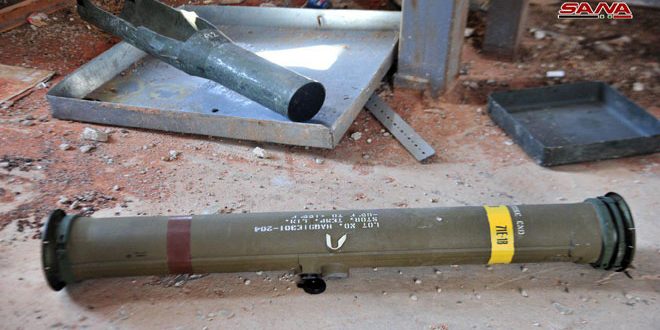 وحدات من الجيش تعثر على أسلحة من مخلفات الإرهابيين بينها قواعد لإطلاق صواريخ تاو وعربات أمريكية الصنع في ريف درعا الشرقي