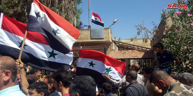 وحدات من الجيش تدخل إلى مدينة طفس بريف درعا بعد انضمامها إلى المصالحة ورفع العلم الوطني فوق مبنى مجلس المدينة