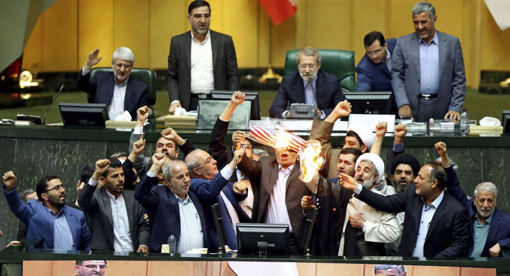 إيران تعلن أن لديها أساليب جديدة لبيع النفط
