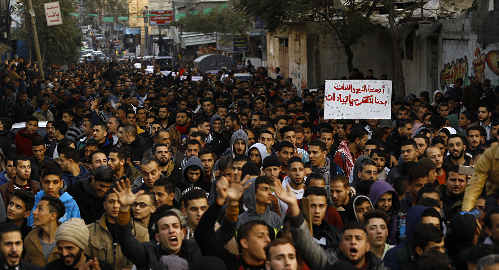 عشرات الفلسطينيين يتظاهرون وسط رام الله للمطالبة برفع العقوبات عن غزة