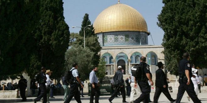 مئات المستوطنين الإسرائيليين يقتحمون ساحات المسجد الأقصى