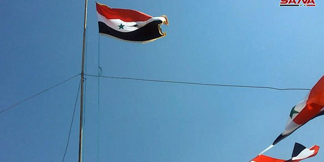 رفع العلم الوطني في بلدة نصيب تمهيدا لعودة مؤسسات الدولة إليها