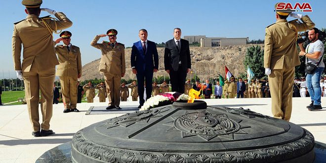 رئيس جمهورية أوسيتيا الجنوبية يضع إكليلاً من الورد على ضريح الجندي المجهول ويزور المعالم التاريخية في دمشق القديمة