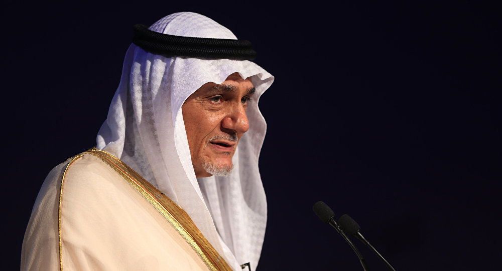 أمير سعودي يكشف سبب ظهوره مع رئيس الموساد
