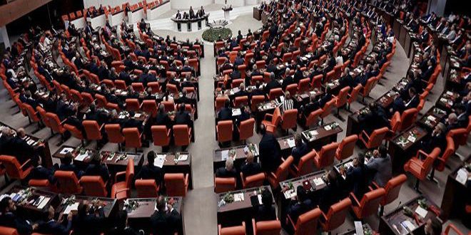 البرلمان التركي يتبنى قانونا يطبق تدابير حالة الطوارئ
