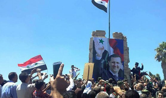 مدينة القنيطرة خالية من الإرهاب.. رفع العلم الوطني في ساحة التحرير بالمدينة المحررة