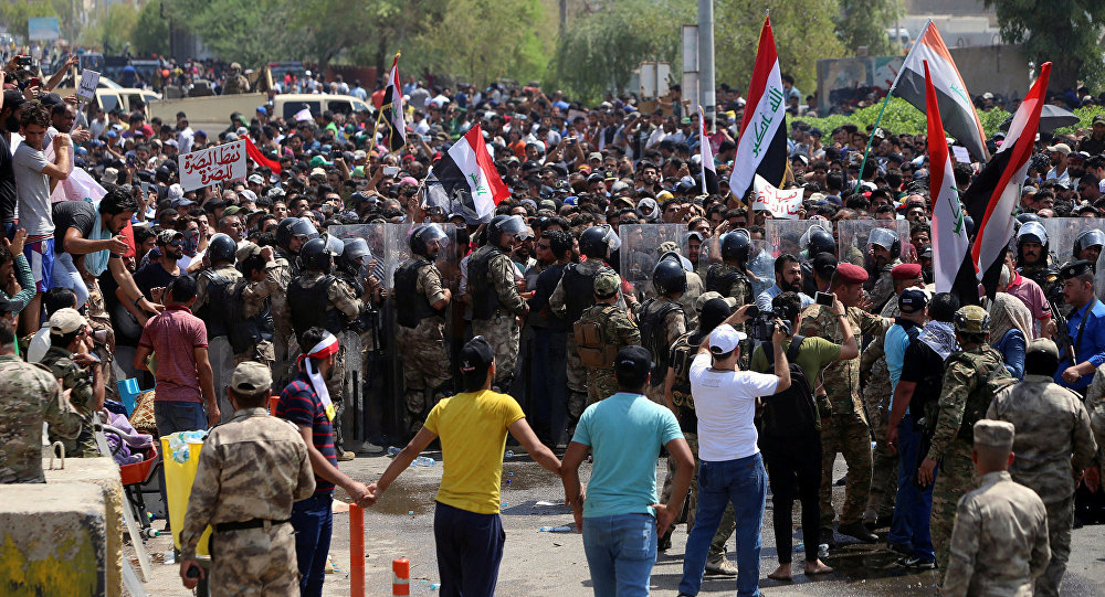 القوات الأمنية تفض اعتصاما بالقوة قرب حقل نفطي جنوبي العراق