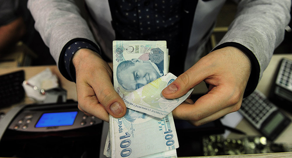 العملة التركية تهبط إلى مستوى قياسي جديد مقابل الدولار