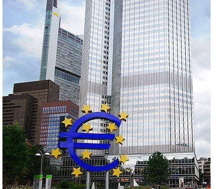 "المركزي الأوروبي" يحذر من مخاطر تراجع الاقتصاد العالمي