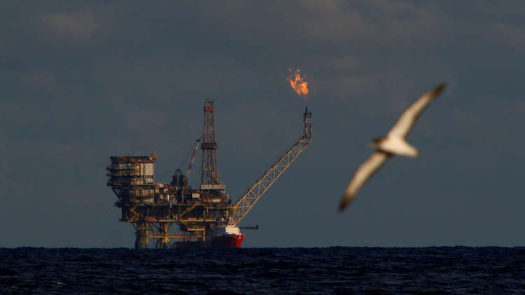 النفط يتراجع مع زيادة مخزونات الخام الأمريكية