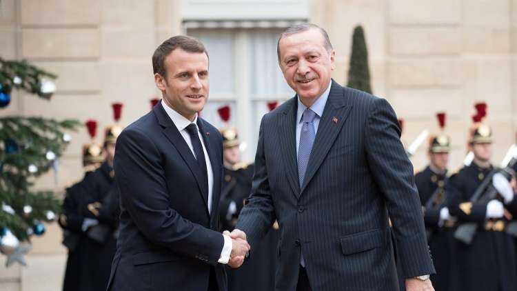 ماكرون يؤكد لأردوغان أهمية استقرار الاقتصاد التركي لفرنسا