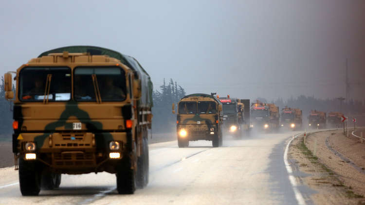 تركيا تدفع بعشرات الدبابات إلى الحدود السورية
