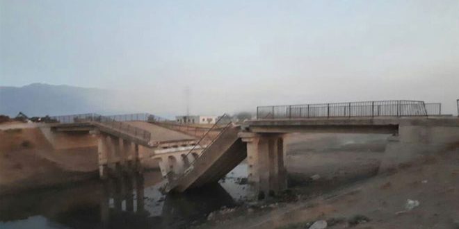 المجموعات الإرهابية تواصل استهدافها للبنى التحتية وتدمر جسر التوينة بريف حماة الشمالي