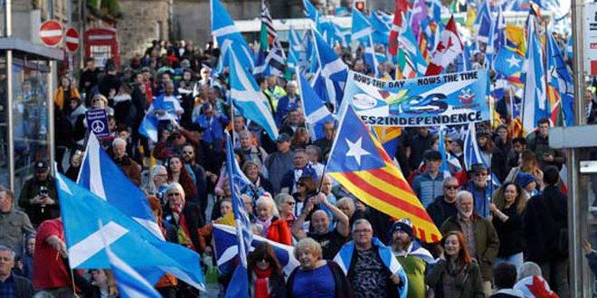 عشرات آلاف المتظاهرين يطالبون باستقلال اسكتلنداعن المملكة المتحدة