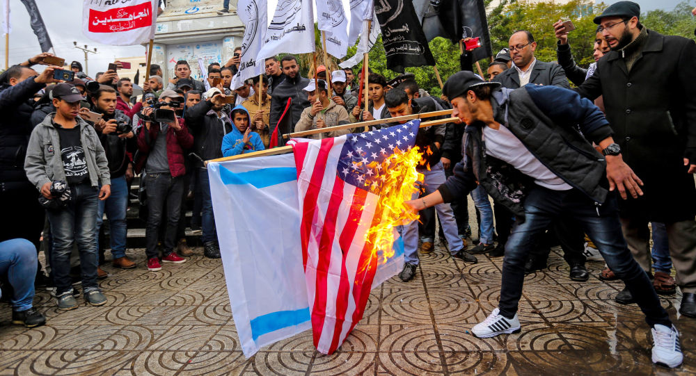 السفير "الإسرائيلي" في برلين يشبه حرق علم بلاده بما يحدث في طهران