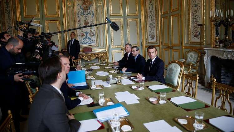 الرئيس الفرنسي يطالب رئيس وزرائه بمحاورة المحتجين