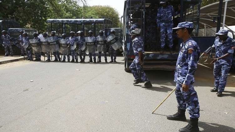 الأمن السوداني يوقف 14 من قادة المعارضة مع استمرار الاحتجاجات