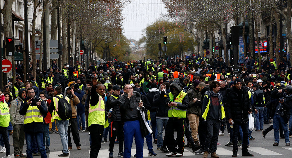 50 ألف متظاهر باحتجاجات "السترات الصفراء" في فرنسا واعتقال 24 شخصا