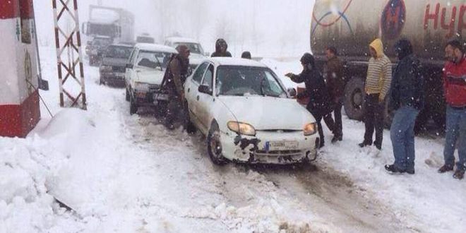 قطع الطريق الدولي بين سورية ولبنان في منطقة ضهر البيدر بسبب تساقط الثلوج