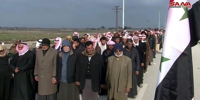 عودة نحو 300 شخص من المهجرين بفعل الإرهاب إلى مناطقهم عبر ممر الصالحية بدير الزور