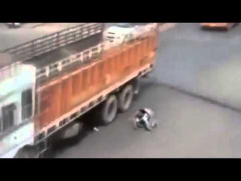 فيديو: امرأة تنجو من الدهس تحت شاحنة بسرعة البديهة
