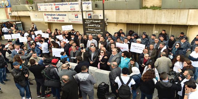 مئات اللبنانيين يتظاهرون احتجاجا على الأوضاع المعيشية